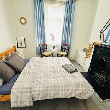 Entire 3 Bedroom House- Free Parking Liverpool Dış mekan fotoğraf